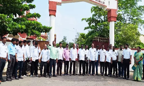 வக்கீல்கள் பணிகளை புறக்கணித்து ஆர்ப்பாட்டம்