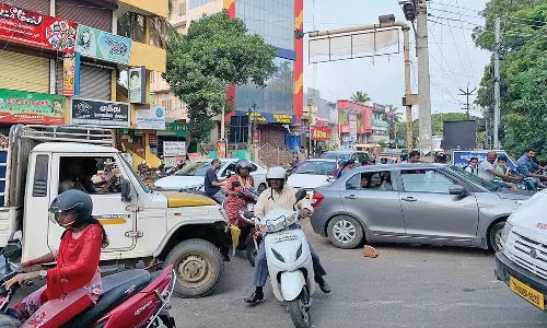 சாலையின் நடுவே ஏற்பட்ட பள்ளத்தில் சிக்கிய வாகனங்கள்