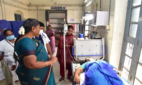 மினி பஸ் கவிழ்ந்து விபத்து காயமடைந்த மாணவிகளுக்கு கலெக்டர் ஆறுதல்