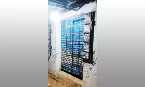 மது பாட்டில்கள் திருடிய வாலிபர்