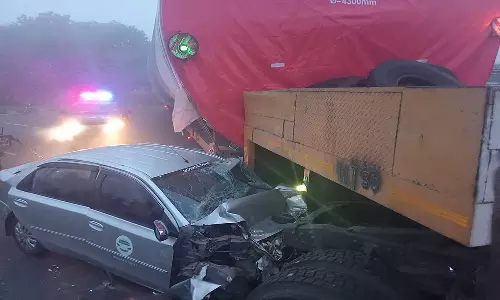 திண்டிவனம் அருகே லாரி மீது கார் மோதி வெளிநாட்டினர் காயம்