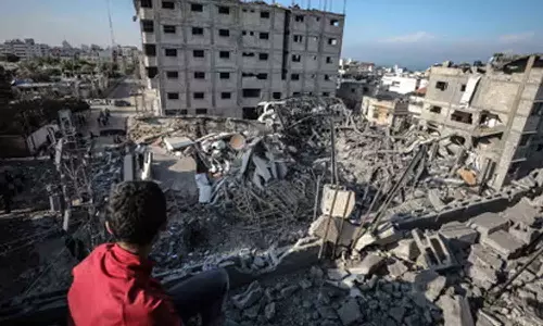 காசாவில் கட்டிடங்களை குண்டு வீசி அழிக்கும் இஸ்ரேலிய படை