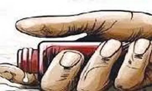 மனைவி, மகனுடன் விஷம் குடித்த தொழிலாளி