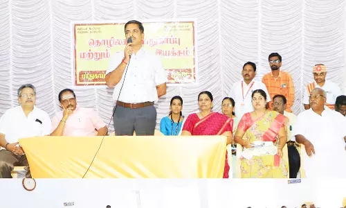 பட்டாசு, தீப்பெட்டி பணியில் பயிற்சிபெற்ற தொழிலாளர்களை அனுமதிக்க வேண்டும்