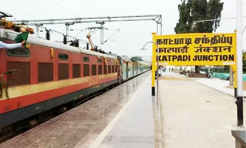 காட்பாடி ரெயில் நிலையத்தில் 4, 5-வது பிளாட் பாரங்களில் அறிவிப்பு கேட்காததால் பயணிகள் அவதி