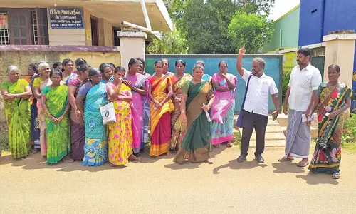 பாவூர்சத்திரம் அருகே தனியார் பீடிக்கடையை முற்றுகையிட்ட பெண்கள்