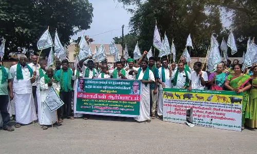 அன்னூர் பஸ் நிலையம் முன்பு விவசாயிகள் ஆர்ப்பாட்டம்