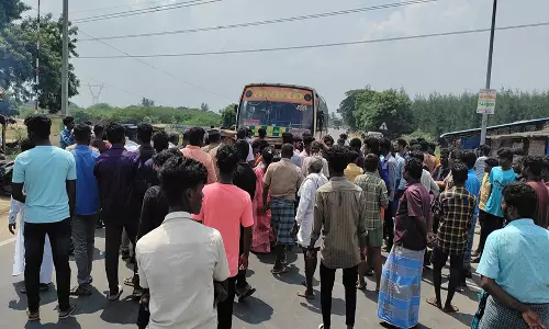 ஆட்டோ கவிழ்ந்து பலியான மாணவர் குடும்பத்துக்கு  கூடுதல் நிதி கேட்டு சாலை மறியல்