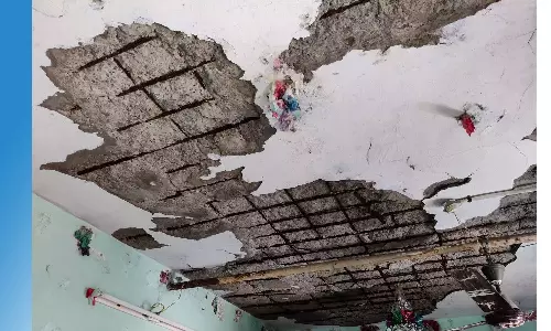 மாவட்ட கருவூலத்துறை கட்டிடம் இடிந்து விழும் நிலையில் அலுவலகம்