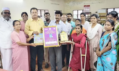 தாதனேந்தல் ஊராட்சிக்கு பி.வி.எம். அறக்கட்டளை சார்பில் விருதுகள்