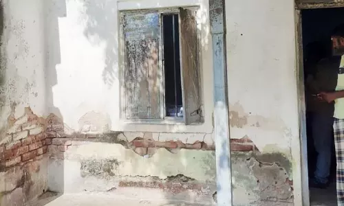 பாழடைந்து கிடக்கும் பூவந்தி மின்வாரிய அலுவலகம்