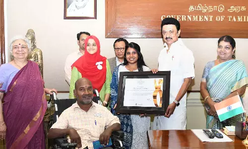 மாற்றுத்திறனாளிகள் அருங்காட்சியகத்துக்கு கிடைத்த விருது: முதலமைச்சரிடம் காண்பித்து வாழ்த்து பெற்றனர்