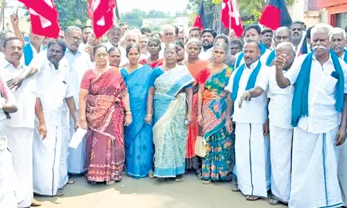 வல்லம் தபால் நிலையத்தை முற்றுகையிட்டு ஆர்ப்பாட்டம்