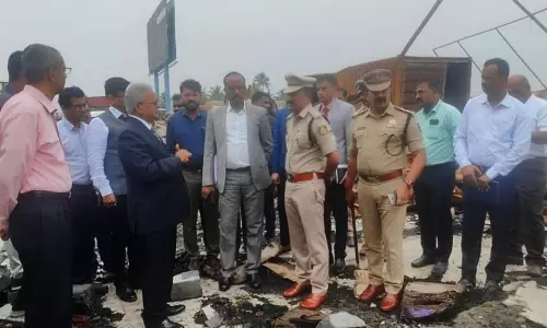 ஓசூர் அருகே கர்நாடக எல்லையில் 7 பட்டாசு கடைகளுக்கு சீல்