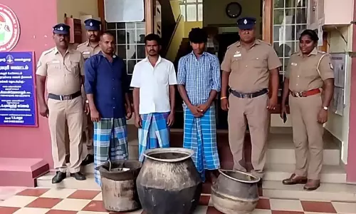 பாக்கு தோட்டத்தில் கள்ளச்சாராயம் காய்ச்சிய 3 பேர் கைது