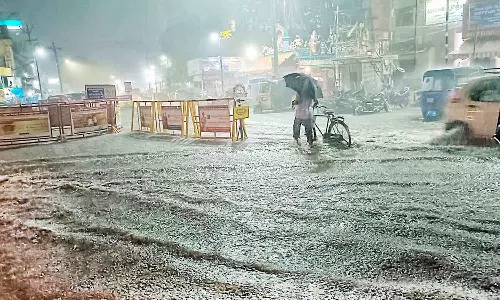 வானத்தை பிளந்து கொட்டியது: 2 மணி நேர கனமழையால் வெள்ளக்காடான மதுரை