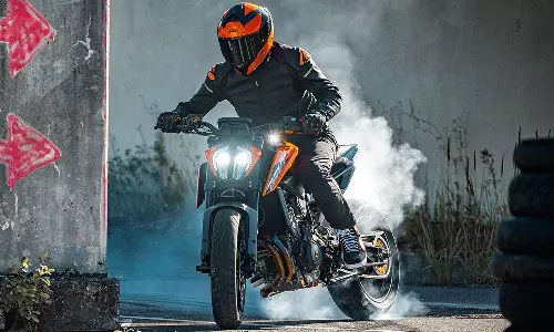 புதிய நிறங்கள், அசத்தல் கிராஃபிக்ஸ் உடன் 2024 கே.டி.எம். 790 டியூக் அறிமுகம்