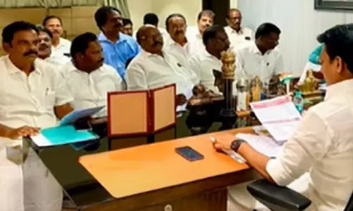 அமைச்சருடன் 1 மணி நேர பேச்சுவார்த்தை.. ஆசிரியர் சங்க போராட்டம் திடீர் வாபஸ்..