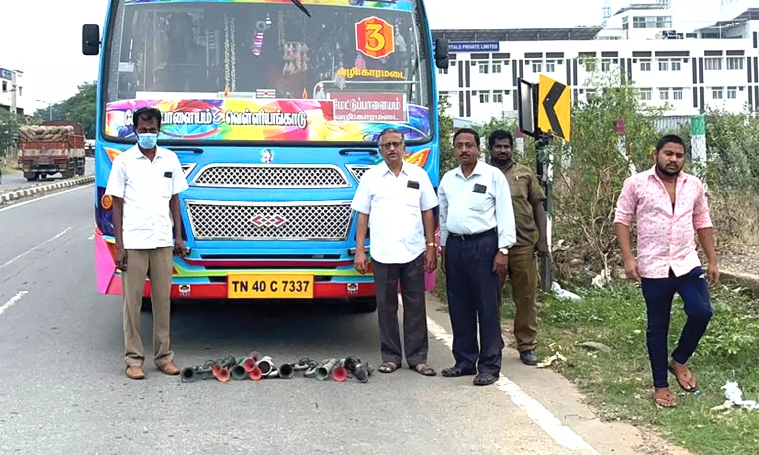 மேட்டுப்பாளையத்தில் பஸ்களில் அதிக ஒலி எழுப்பும் ஹாரன்கள் பறிமுதல் மேட்டுப்பாளையத்தில் பஸ்களில் அதிக ஒலி எழுப்பும் ஹாரன்கள் பறிமுதல்