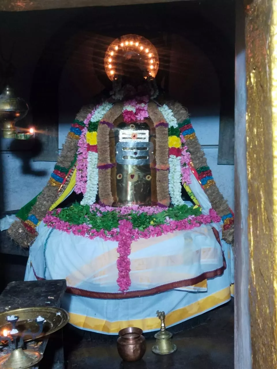 வேலாயுதம் பாளையம் பகுதிகளில் பிரதோஷத்தை முன்னிட்டு சிவன் கோவில்களில் சிறப்பு அபிஷேக ஆராதனை வேலாயுதம் பாளையம் பகுதிகளில் பிரதோஷத்தை முன்னிட்டு சிவன் கோவில்களில் சிறப்பு அபிஷேக ஆராதனை