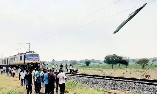 உயர் அழுத்த மின்கம்பியில் சேலையை தொங்கவிட்டு மும்பை எக்ஸ்பிரஸ் ரெயிலை தீ விபத்தில் சிக்க வைக்க சதி