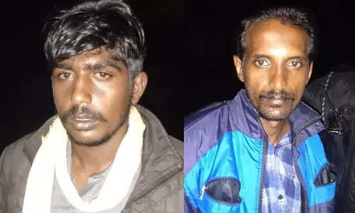 தேனி அருகே அனுமதியின்றி துப்பாக்கியுடன் சுற்றித்திரிந்த 2 பேர் கைது