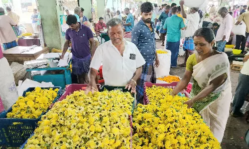நாளை மகாளய அமாவாசை : பூக்கள் விலை கடும் உயர்வு - மல்லிகை ரூ.1000க்கு விற்பனை
