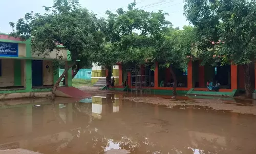 ஆண்டிபட்டியில் கொட்டி தீர்த்த கனமழையால் பள்ளிக்குள் புகுந்த தண்ணீர் -மாணவ-மாணவிகள் தவிப்பு