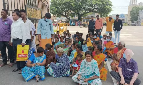 ஆக்கிரமிப்பு அகற்றகோரி கலெக்டர் அலுவலகம் முன்பு தர்ணா