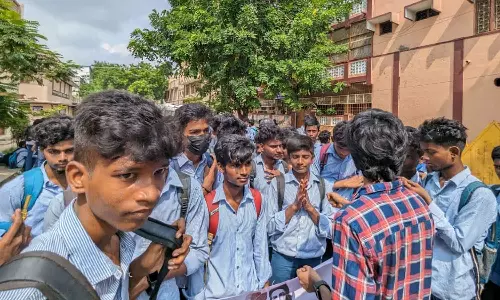 அரசு பள்ளி மாணவர்கள் ஊர்வலம்- ஆர்ப்பாட்டம்