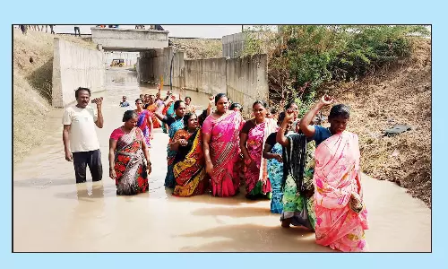 ரெயில்வே நிர்வாகத்தை கண்டித்து தண்ணீரில் இறங்கி பொதுமக்கள் ஆர்ப்பாட்டம்