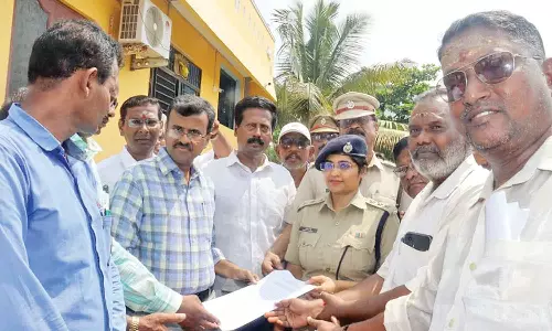 ரூ.50 கோடி நிலம் கோவில் நிர்வாகிகளிடம் ஒப்படைப்பு