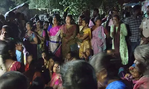 பொன்னேரி அருகே சுடுகாட்டில் உடலை புதைக்க எதிர்ப்பு-பொதுமக்கள் மறியல்