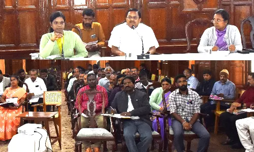 ஊட்டி நகராட்சி மார்க்கெட் பணிகளை விரைந்து முடித்து வியாபாரிகளிடம் ஒப்படைக்க வேண்டும்- அமைச்சர் ராமச்சந்திரன் வலியுறுத்தல்