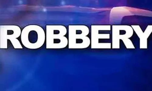 காரமடை அருகே ரியல் எஸ்டேட் அதிபரின் கார் கண்ணாடியை உடைத்து பணம் கொள்ளை