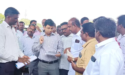 கிணத்துக்கடவு பேரூராட்சி தலைவர் முயற்சியால் சர்வீஸ் சாலையை இரு வழிபாதையாக அகலப்படுத்த நடவடிக்கை