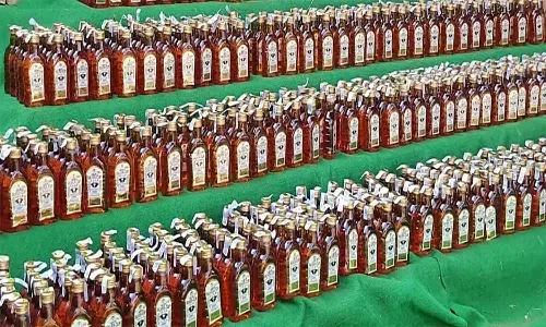 ரூ.1 லட்சம் மதிப்பிலான மது பாட்டில்கள் கடத்தல்