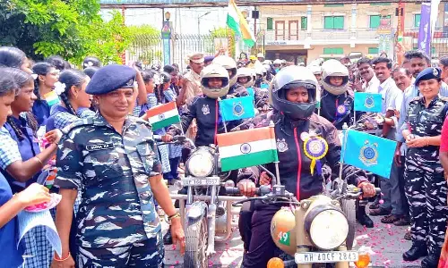 மத்திய பாதுகாப்பு படை பெண் வீரர்களுக்கு வரவேற்பு