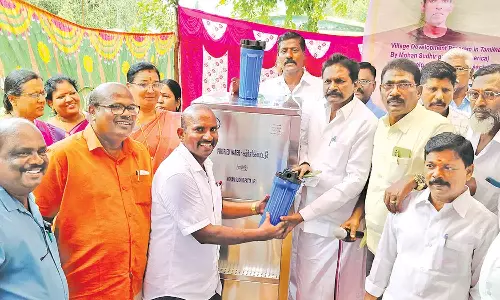 அரசு பள்ளிகளுக்கு குடிநீர் சுத்திகரிப்பு எந்திரம் வழங்கல்