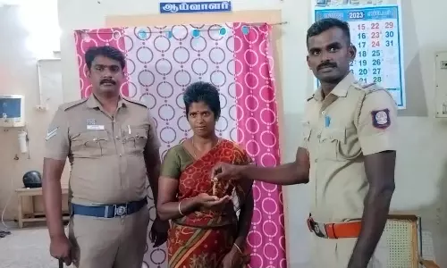 கடையநல்லூர் பஸ் நிறுத்தத்தில் பெண் தவறவிட்ட தங்க நகைகள்- 5 நிமிடத்தில் மீட்டு ஒப்படைத்த போலீசார்