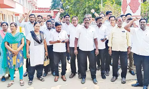 வக்கீல்கள் சங்கத்தினர் ஆர்ப்பாட்டம்