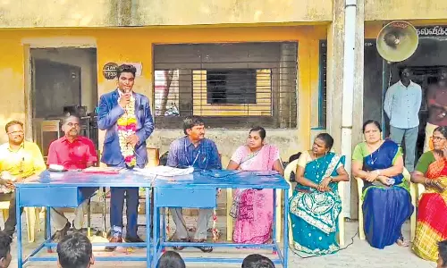 ரஷ்யா சென்று வந்த அரசு பள்ளி மாணவனுக்கு பாராட்டு