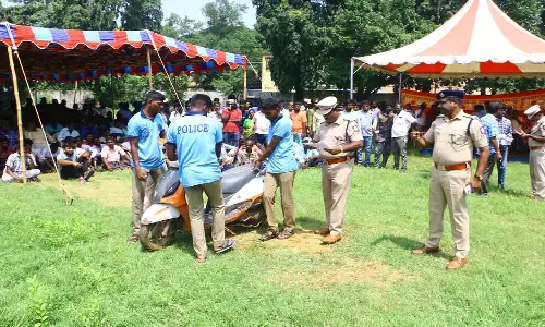 போலீசார் பறிமுதல் செய்த வாகனங்கள் ஏலம்