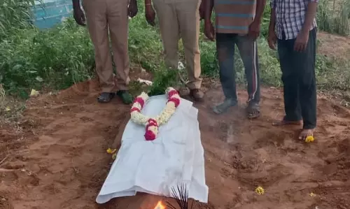 நொய்யல் அருகே காவிரி ஆற்றில் இறந்த அடையாளம் தெரியாத பெண் பிரேத பரிசோதனைக்கு பின் உடல் அடக்கம்