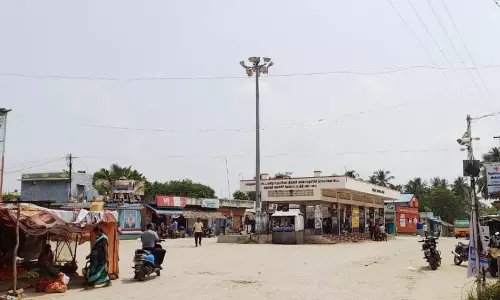 கல்லாவி பஸ் நிலையத்தில்  காட்சி பொருளான உயர் மின் கோபுர விளக்கு