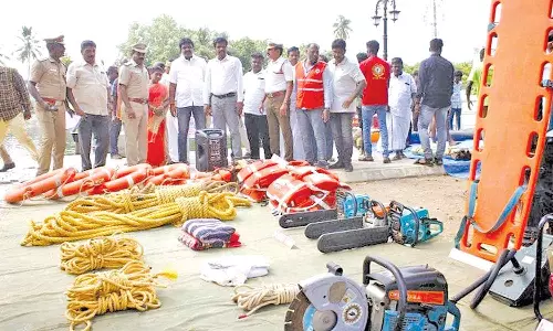 வெள்ளத்தில் தத்தளிப்பவர்களை காப்பாற்றுவது குறித்து மாதிரி ஒத்திகை பயிற்சி