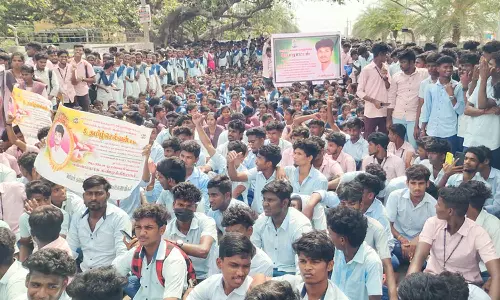 விபத்தில் இறந்த மாணவர் குடும்பத்துக்கு கூடுதல் நிதி கேட்டு வகுப்புகளை புறக்கணித்து மாணவர்கள் போராட்டம்