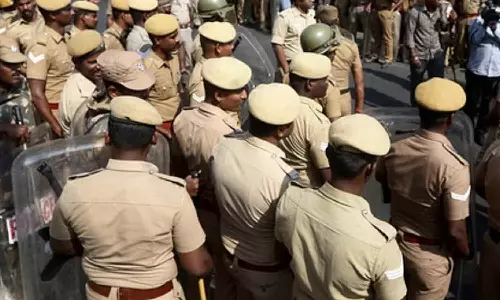 சென்னை-புறநகர் பகுதிகளில் அதிரடி வேட்டை: மாமூல் கேட்டு மிரட்டும் ரவுடிகள் ரகசிய கண்காணிப்பு