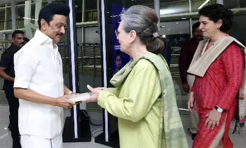 சென்னை வந்தார் சோனியா காந்தி- முதலமைச்சர் மு.க. ஸ்டாலின் வரவேற்பு