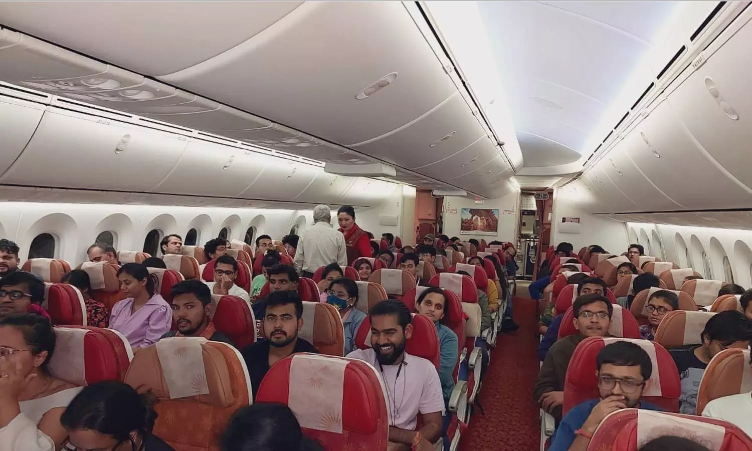 இஸ்ரேலில் சிக்கித் தவித்த 235 இந்தியர்களுடன் டெல்லி வந்தடைந்தது 2வது விமானம் இஸ்ரேலில் சிக்கித் தவித்த 235 இந்தியர்களுடன் டெல்லி வந்தடைந்தது 2வது விமானம்